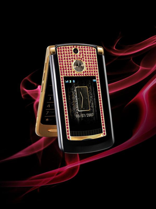 Giá khởi điểm cho chiếc V8 Luxury Edition dát vàng cẩn hồng ngọc được gia công bằng tay là 50 triệu đồng