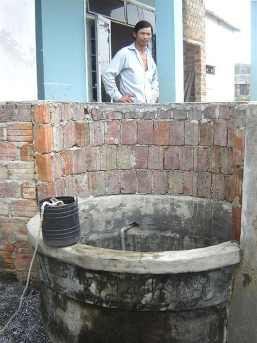 “Giếng làng” ở Phước Lý dù ô nhiễm vẫn là nguồn nước dùng cho hàng trăm người dân “Giếng làng” ở Phước Lý dù ô nhiễm vẫn là nguồn nước dùng cho hàng trăm người dân