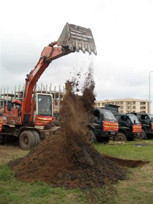 Nhát xúc đầu tiên cho Lễ khởi công Dự án Làng Việt kiều Quốc tế sáng 7-5-2010. Ảnh: H.T