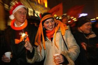 Hơn 450.000 người dân Paris đón năm mới trên đại lộ Champs-Élysées Người dân Ukraina đón năm mới trên đường phố Người dân Trung Quốc đến chùa mong một năm mới tốt đẹp hơn Người dân Thái Lan mừng năm mới với nỗi nhớ những người thiệt mạng vì sóng thần Người dân Brazil đón năm mới với lễ hội pháo hoa Người dân New York đón năm mới trên quảng trường trung tâm thành phố Hơn 450.000 người dân Paris đón năm mới trên đại lộ Champs-Élysées Người dân Ukraina đón năm mới trên đường phố Người dân Trung Quốc đến chùa mong một năm mới tốt đẹp hơn Người dân Thái Lan mừng năm mới với nỗi nhớ những người thiệt mạng vì sóng thần Người dân Brazil đón năm mới với lễ hội pháo hoa Người dân New York đón năm mới trên quảng trường trung tâm thành phố