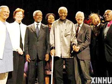 Vợ chồng Nelson Mandela và các thành viên Hội Bô lão quốc tế