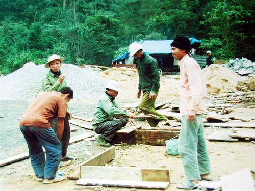 Công nhân đang thi công nhà chờ