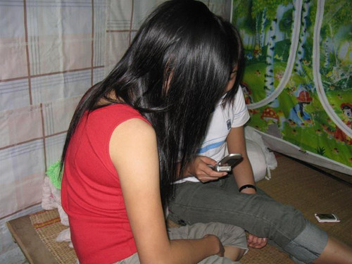 Nữ sinh xem phim sex trên điện thoại di động