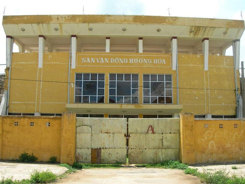 Sân vận động Hướng Hoá đang xuống cấp