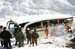 Lực lượng cứu hộ đưa những người còn sống sót khỏi chiếc xe buýt