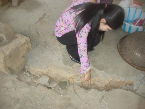 Vết nứt trên nền nhà ông Lương Minh Tuyết