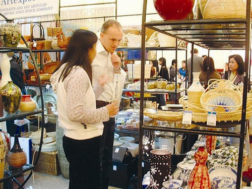 Doanh nhân nước ngoài tìm kiếm hàng hóa nhập khẩu tại Việt Nam