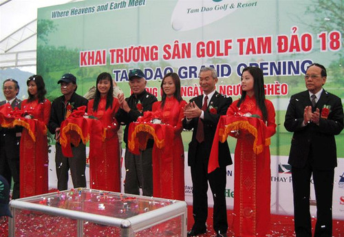 Nguyên Phó Thủ tướng Vũ Khoan (đội mũ đứng giữa) tại lễ khai trương sân golf Tam Đảo 18 lỗ Nguyên Phó Thủ tướng Vũ Khoan (đội mũ đứng giữa) tại lễ khai trương sân golf Tam Đảo 18 lỗ