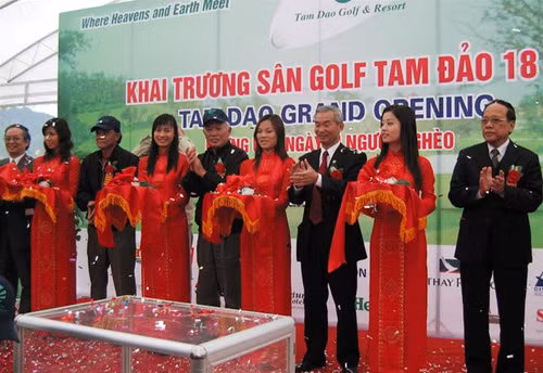 Nguyên Phó Thủ tướng Vũ Khoan (đội mũ đứng giữa) tại lễ khai trương sân golf Tam Đảo 18 lỗ