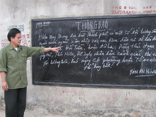 Một người dân ở Thanh Hóa bên bảng tin cảnh báo tội phạm lừa đảo người nước ngoài. Ảnh: Hoàng Lam Một người dân ở Thanh Hóa bên bảng tin cảnh báo tội phạm lừa đảo người nước ngoài. Ảnh: Hoàng Lam