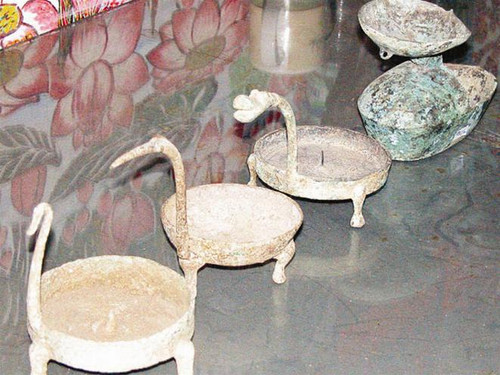 Đèn Châu Chấu của người thợ Đồng bằng sông Cửu Long hơn 200 tuổi; Bộ Đèn Hạc đồng thời Đông Sơn hơn 2.000 tuổi; Đèn tráng men Aladin trên 200 tuổi