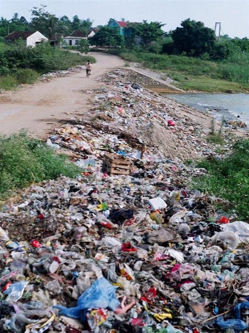 Rác thải ở khu vực cầu Sông Dinh