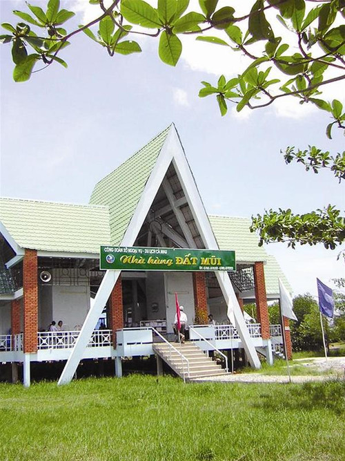 Nhà hàng Đất Mũi pha trộn mỹ thuật kiến trúc bằng bê- tông cốt thép