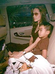 Angelina và cậu con nuôi Maddox tại Việt Nam. (Ảnh: AP)