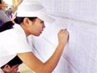 Thí sinh xem điểm thi. Ảnh: VnExpress.net.