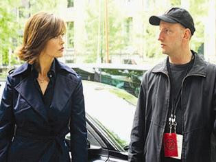 Đạo diễn đang chỉ đạo diễn xuất cho Catherine Zeta-Jones