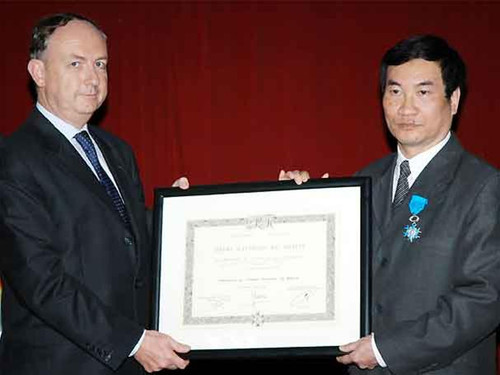 Đại sứ Pháp (trái) trao tặng Huân chương Quốc công cho GSVS Đào Trọng Thi. (Ảnh: Di Giorgio)