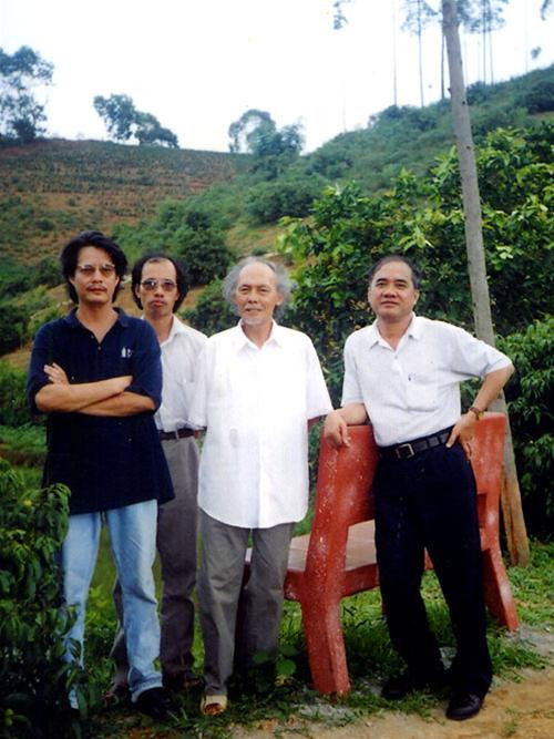 Từ trái qua: Các nhà văn Nguyễn Tham Thiện Kế, Tạ Duy Anh, Sao Mai, Nguyễn Khắc Trường