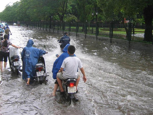 Đường Tôn Đức Thắng biến thành sông sau mưa. Ảnh: Phùng Sưởng