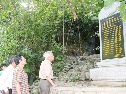 Trước bia tưởng niệm bên Hang Tám Cô