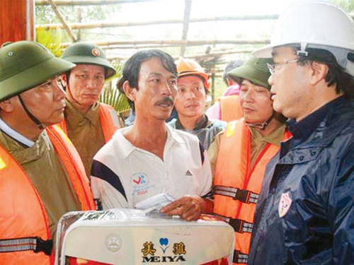 Phó Thủ tướng Hoàng Trung Hải tặng quà cho gia đình anh Huỳnh Đĩa ở thôn Triêm Nam (Điện Phương, Điện Bàn, Quảng Nam)