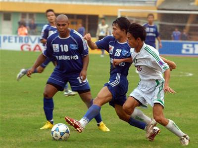 HP.HN (xanh) phải đá play-off. Ảnh: Phạm Yên