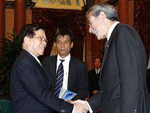 Chủ tịch nước Nguyễn Minh Triết (trái) tiếp Bộ trưởng Thương mại Hoa Kỳ Carlos M.Gutierrez. Ảnh: VOV