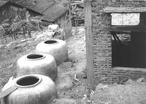 Những chum nước nằm chờ mưa đến (Chụp tại trường Ca Giang, Lục khu Hà Giang, Cao Bằng) Những chum nước nằm chờ mưa đến (Chụp tại trường Ca Giang, Lục khu Hà Giang, Cao Bằng)