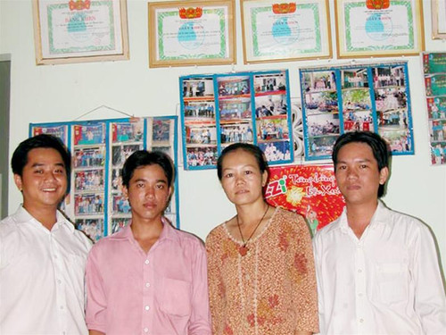 Chị Sáu Sanh cùng các cán bộ Đoàn xã Thuận Giao