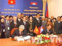 Chủ tịch Quốc hội Nguyễn Phú Trọng và Chủ tịch Quốc hội Heng Sam Rin ký Thỏa thuận hợp tác. Ảnh : TTXVN