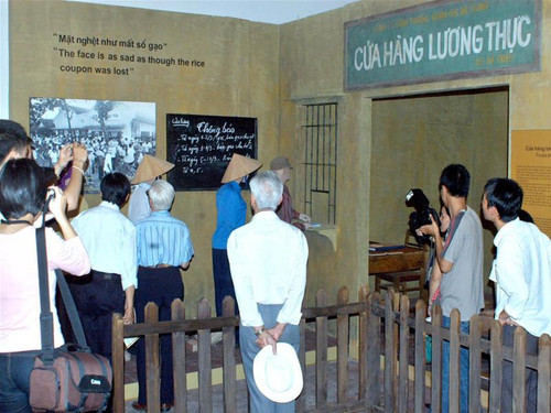 Tái tạo lại một cửa hàng lương thực thời bao cấp. Ảnh: Phạm Yên