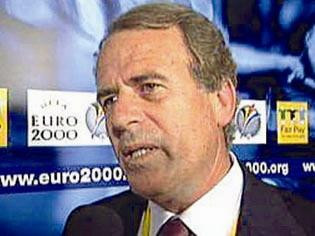 HLV Mustafa Denizli tại Euro 2000.