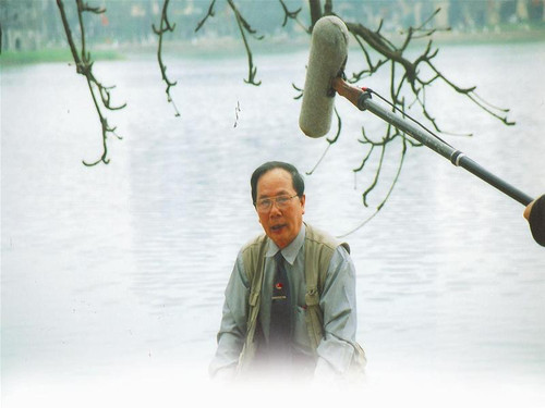 PGS Hà Đình Đức bên Hồ Gươm PGS Hà Đình Đức bên Hồ Gươm