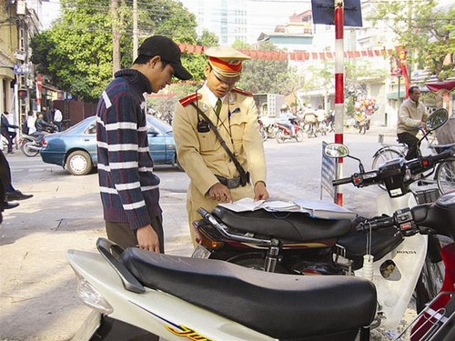 CSGT xử lý vi phạm trong ngày đầu ra quân Ảnh: Nguyễn Tú