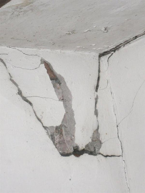 Bức tường gia đình ông Tòng bị nứt nghiêm trọng