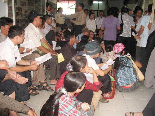 Quá tải tại Bệnh viện Nội tiết. Ảnh: Quyền Thành