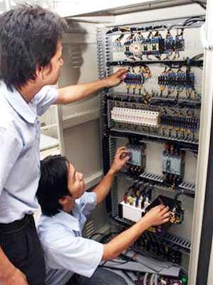 Học sinh học nghề tại Trường trung cấp nghề - Kỹ thuật nghiệp vụ Hùng Vương - Ảnh: N.HÙNG (Tuổi Trẻ)