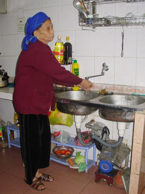 Cụ Lệ Thị Riệc, 83 tuổi ở thành phố Thái Bình được lương y Hùng chữa khỏi