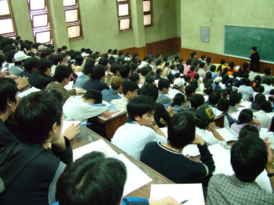 Sinh viên trong một giờ học trên giảng đường đại học