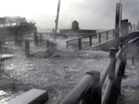 Mưa to đã gây ngập lụt nặng ở Đan Mạch, phá hủy nhiều cây cầu, bến phà.