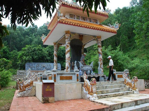 Lăng Trường Nguyên được xây mới Ảnh: Xuân Ba