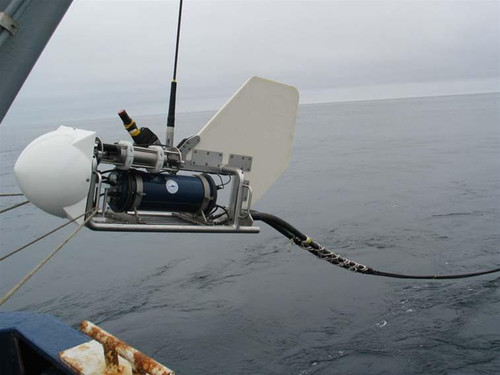 Lắp đặt cáp quang trên biển