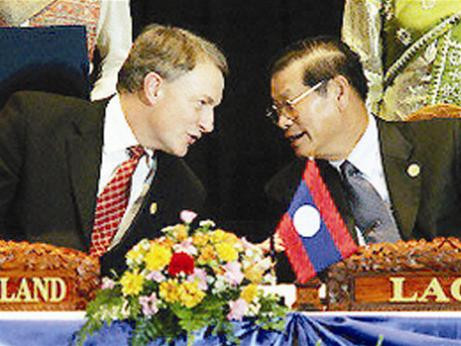 Ngoại trưởng Lào Somsavat (phải) và Ngoại trưởng New Zealand tại diễn đàn ARF Viêng Chăn
