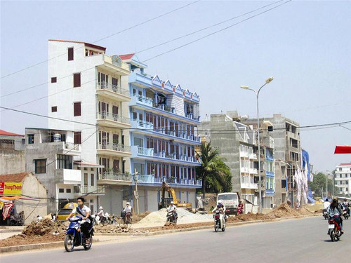 Những ngôi nhà siêu mỏng như thế này lại đua nhau mọc lên hai bên đường Kim Liên - Ô Chợ Dừa. Ảnh: Phùng Sưởng