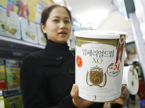 Theo một nghiên cứu, sữa ngoại chưa chắc đã phù hợp với nhu cầu dinh dưỡng của trẻ Việt Nam. Ảnh: Hồng Vĩnh