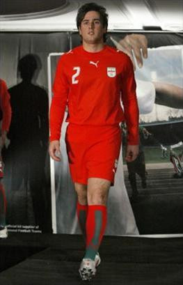 Các trang phục này do những người lao động nghèo khổ làm ra Các trang phục này do những người lao động nghèo khổ làm ra