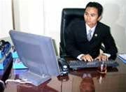 Nguyễn Việt Hùng đang điều hành chợ ảo