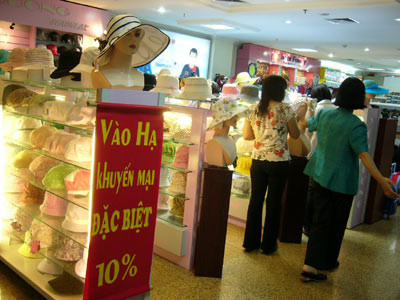 Cửa hàng mũ luôn đông khách.