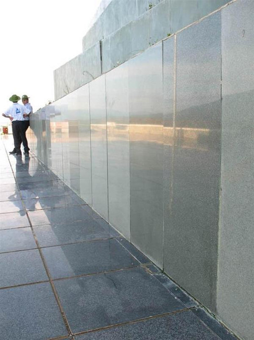 Nền gạch và đá ốp đã bong bật. Ảnh: PS