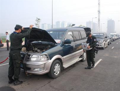 Lực lượng công an VN tiến hành kiểm tra an ninh, bảo đảm một hội nghị APEC an toàn và thành công. Ảnh: Tuổi Trẻ. Lực lượng công an VN tiến hành kiểm tra an ninh, bảo đảm một hội nghị APEC an toàn và thành công. Ảnh: Tuổi Trẻ.